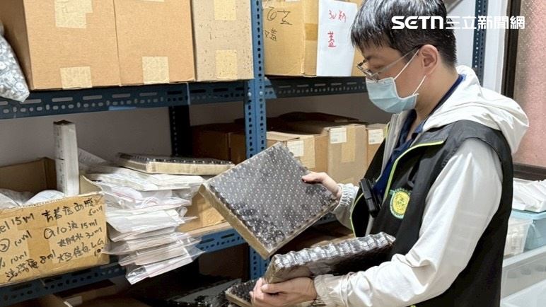 稽查發現大量空瓶，都是準備用來裝入果酸借屍還魂。（圖／翻攝畫面）