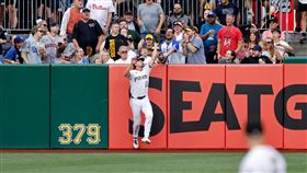 雷諾斯（Bryan Reynolds）沒收貝茲（Mookie Betts）可能形成全壘打的飛球。（圖／美聯社／達志影像）