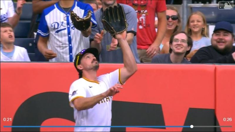 雷諾斯（Bryan Reynolds）沒收貝茲（Mookie Betts）可能形成全壘打的飛球。（圖／翻攝自MLB官網）