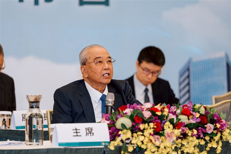 中信金今召開股東會,通過發放2.5元現金股利,創歷史新高。今年適逢創立60週年,金控展現經營韌性,前五月獲利年增41% 寫下同期新猷。面對 IFRS17 財報變化,經營層承諾將透過每季公告 OCI 獲利以確保資訊透明,並維持約六成配息水準,朝亞洲領先金融機構目標邁進。(圖/中信金提供)