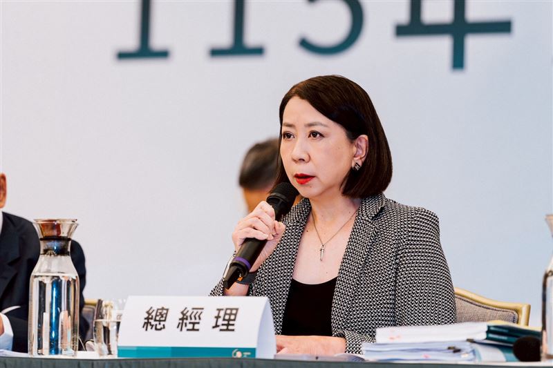 中信金今召開股東會,通過發放2.5元現金股利,創歷史新高。今年適逢創立60週年,金控展現經營韌性,前五月獲利年增41% 寫下同期新猷。面對 IFRS17 財報變化,經營層承諾將透過每季公告 OCI 獲利以確保資訊透明,並維持約六成配息水準,朝亞洲領先金融機構目標邁進。(圖/中信金提供)