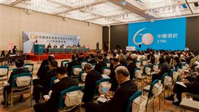 中信金今召開股東會，通過發放2.5元現金股利，創歷史新高。今年適逢創立60週年，金控展現經營韌性，前五月獲利年增41% 寫下同期新猷。面對 IFRS17 財報變化，經營層承諾將透過每季公告 OCI 獲利以確保資訊透明，並維持約六成配息水準，朝亞洲領先金融機構目標邁進。（圖／中信金提供） 
