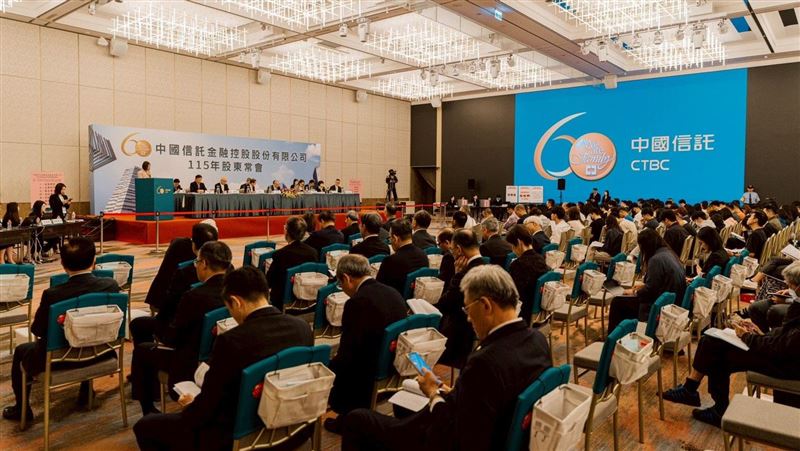 中信金今召開股東會,通過發放2.5元現金股利,創歷史新高。今年適逢創立60週年,金控展現經營韌性,前五月獲利年增41% 寫下同期新猷。面對 IFRS17 財報變化,經營層承諾將透過每季公告 OCI 獲利以確保資訊透明,並維持約六成配息水準,朝亞洲領先金融機構目標邁進。(圖/中信金提供)