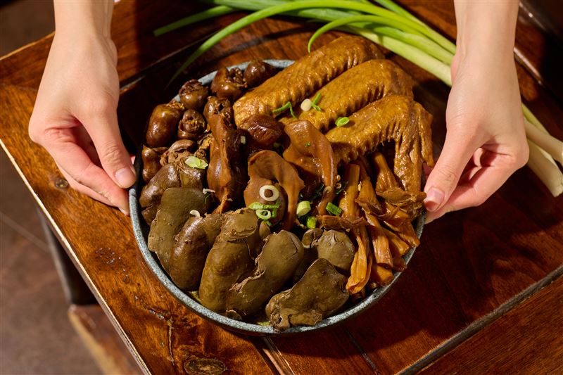 除了個人鍋，還有提供川味涼粉、川味香滷味。(圖／老四川餐飲集團提供）
