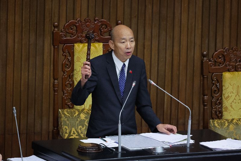 立法院長韓國瑜21將率朝野立委訪美，預定首站前往美國亞利桑那州鳳凰城，參訪當地的台積電廠區，隨後訪團將前往華府，拜會美國國會議員，也可能與美國行政部門會面。。圖為立法院長韓國瑜（圖）敲槌。(圖／中央社）