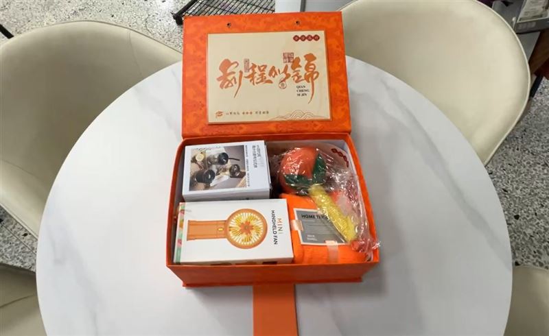 台中市清水區的區長獎禮品，竟全都是簡體字包裝的中國製產品，讓家長非常傻眼。(圖／翻攝畫面)
