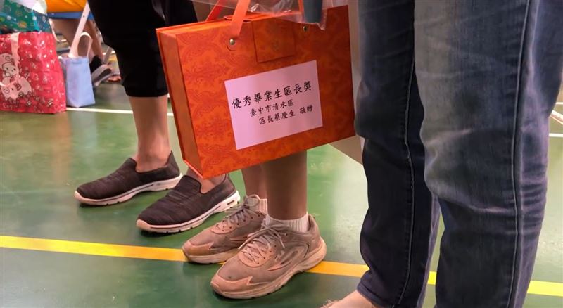 區長獎禮品竟是「簡體字」中國貨 家長怒