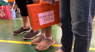 區長獎禮品竟是「簡體字」中國貨　家長怒