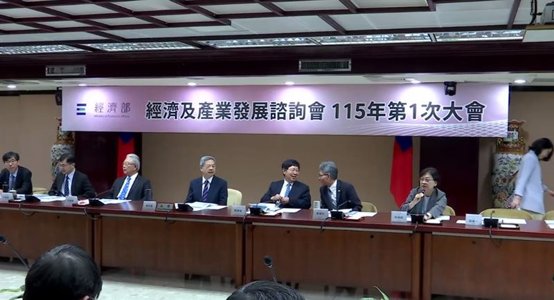 經濟部長龔明鑫（右4）今（12）日召開經諮會，與共同召集人許勝雄（左3）、劉揚偉（右3）及電腦公會理事長陳俊聖等產業大老同台大合體，產官巨頭齊聚一堂，全面緊盯台灣AI發展與供電問題。（圖／三立財經台）