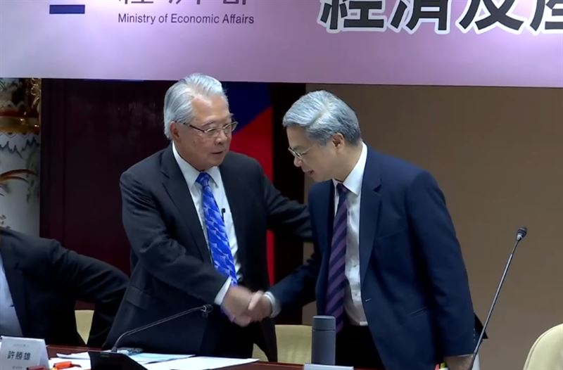 針對森崴下市與台電二期合約風暴，經濟部長龔明鑫（右）表示該工程已完工90%，剩下10%難度不高一定會蓋起來，但也透露政府已有時間規定。（圖／三立財經台）