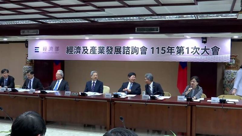 經濟部長龔明鑫合體產業大佬 共商對策