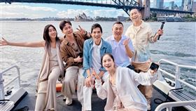 《請世界吃桌》主持群隋棠（左起）、陳隨意、藍正龍、網紅千千、阿男師及浩子到澳洲辦桌給老外吃。（圖／三立提供）