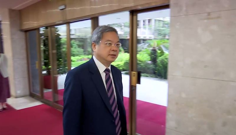 行政院會今天(18日)將討論、通過《國防自主無人載具採購特別條例》草案,預計經費編列上限新台幣2100億元,自今年8月至民國120年底,逐年籌獲濱海監偵型與濱海攻擊型無人機等項目。被問及台灣無人機發展,經濟部長龔明鑫赴立院經濟委員會前接受堵訪時指出,只要任何對於我們的國防產業發展有幫助的案子,基本上我們都樂觀其成、支持。無人機產業現在全世界都非常積極在發展,全世界也都想要跟台灣合作。(圖/三立財經台)