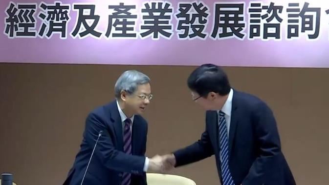 電電公會理事長劉揚偉(右)今日以共同召集人身分與經濟部長龔明鑫(左)同台,劉揚偉當面提出帶領中小微企業出海的具體規劃,強調正在美、法、印、墨、波蘭等國推動科學園區。(圖/三立財經台)