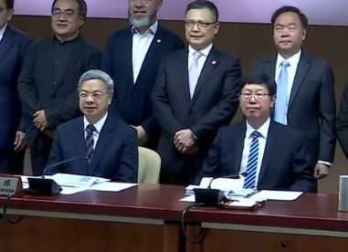 電電公會理事長劉揚偉(右)今日以共同召集人身分與經濟部長龔明鑫(左)同台,劉揚偉當面提出帶領中小微企業出海的具體規劃,強調正在美、法、印、墨、波蘭等國推動科學園區。(圖/三立財經台)