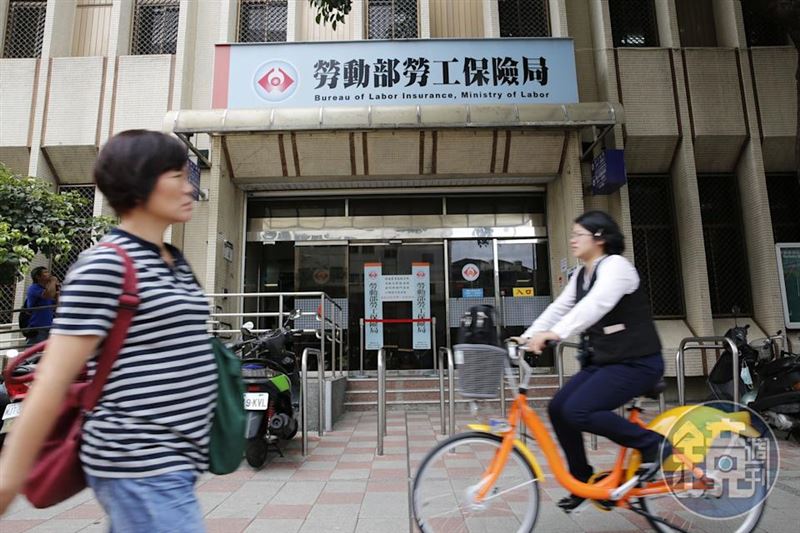 勞保年金與國民年金皆設有抗通膨機制，但兩者調整方式不同。（圖／鏡週刊）