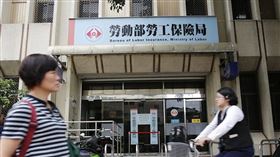 勞保年金與國民年金皆設有抗通膨機制，但兩者調整方式不同。（圖／鏡週刊） 