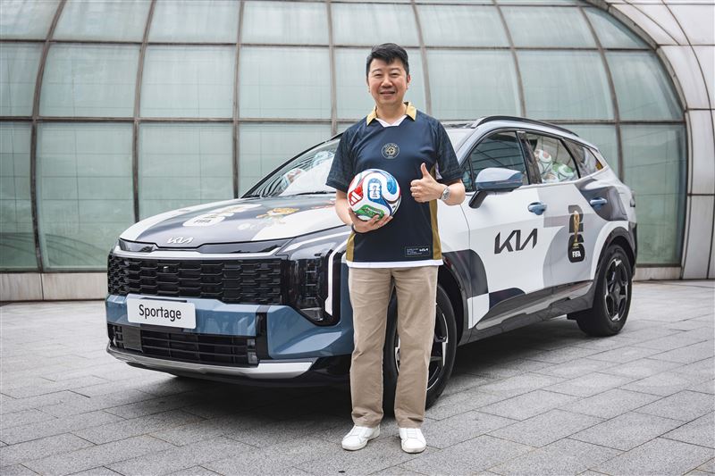 Kia總代理台灣森那美起亞董事長劉家輝與全台唯一The new Sportage x 2026 FIFA世界盃&trade;足球車，一起迎接2026 FIFA世界盃。（圖／KIA提供）