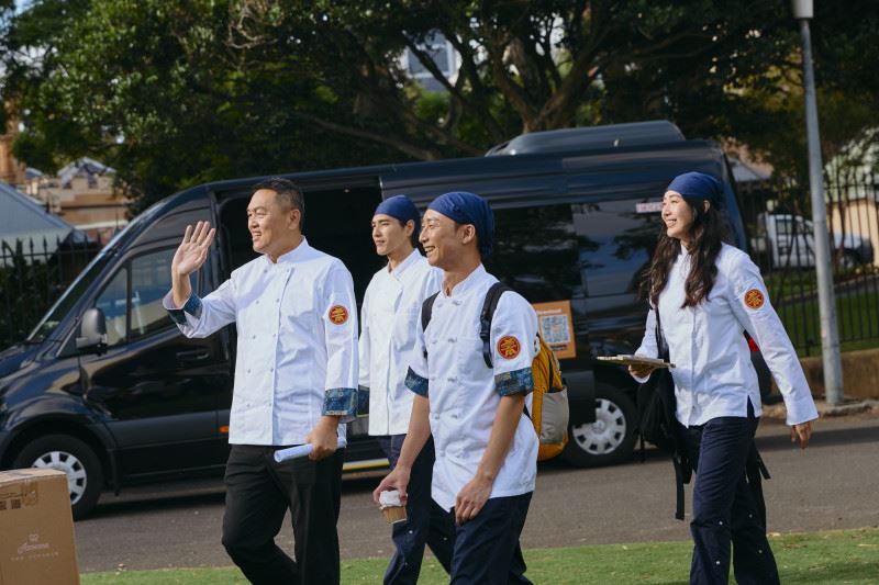 隋棠（右起）、藍正龍跟浩子挑戰辦桌。（圖／三立提供）