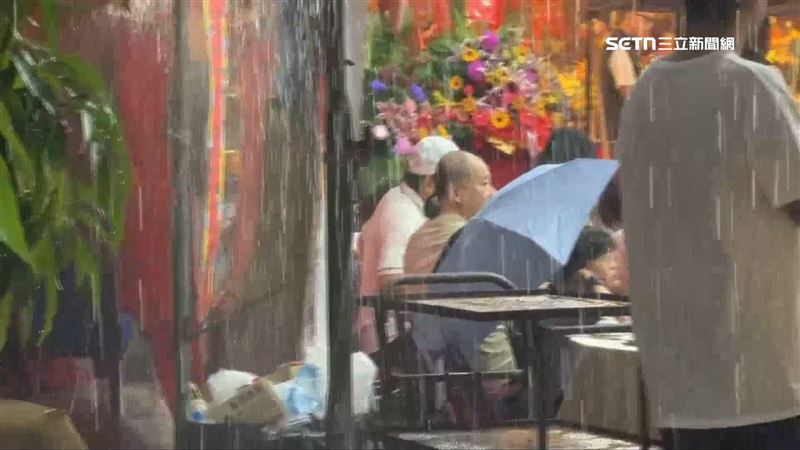 街頭奇景!暴雨炸台南…民眾撐傘吃辦桌