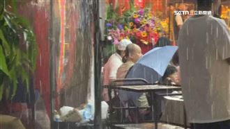街頭奇景！暴雨炸台南…民眾撐傘吃辦桌