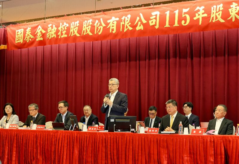 國泰金12日舉行115年股東常會。國泰金董事長蔡宏圖（立者）表示，今年是非常複雜一年，美伊戰爭還沒結束，資本市場也引起不少震盪，所幸AI科技發展應用快速，台股在全球表現非常亮麗，股市熱絡情況可說是多年未見。（國泰金提供）
