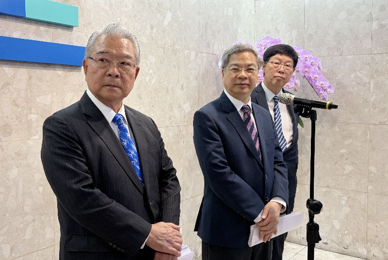經濟部12日召開經濟及產業發展諮詢會115年第1次大會，會後經濟部長龔明鑫（中）、全國工業總會榮譽理事長許勝雄（左）以及台灣電機電子工業同業公會理事長劉揚偉（右）接受媒體訪問