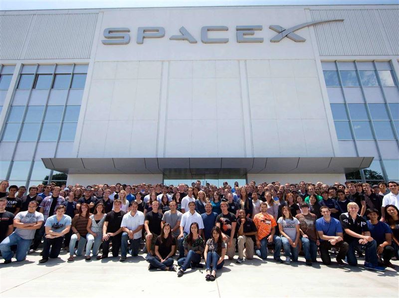 全球首富馬斯克(Elon Musk)旗下SpaceX透過首次公開募股(IPO)募資750億美元,規模史上最大。不僅馬斯克一躍成為史上首位「兆億富翁」(trillionaire),超過4400名公司的現任與前任員工,也憑手中持股而搖身一變成為百萬富豪。(圖/翻攝自X平台 @AndrewBenson)