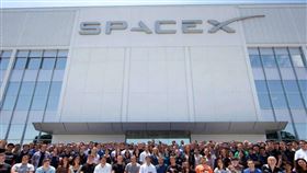 全球首富馬斯克(Elon Musk)旗下SpaceX透過首次公開募股(IPO)募資750億美元，規模史上最大。不僅馬斯克一躍成為史上首位「兆億富翁」（trillionaire），超過4400名公司的現任與前任員工，也憑手中持股而搖身一變成為百萬富豪。（圖／翻攝自X平台 @AndrewBenson）