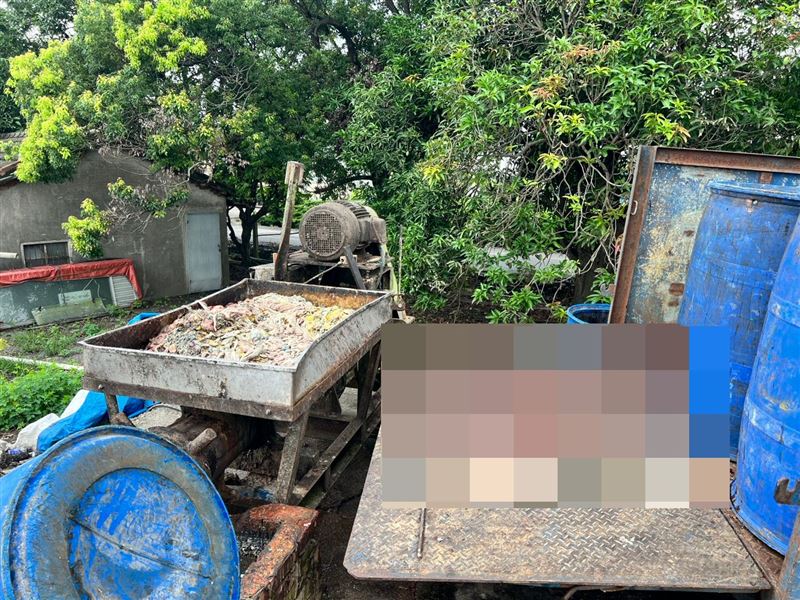 雲林26歲林姓工人操作絞肉機、準備魚飼料時，右手不慎捲入機具，整隻手臂當場被絞斷。（圖／翻攝畫面）