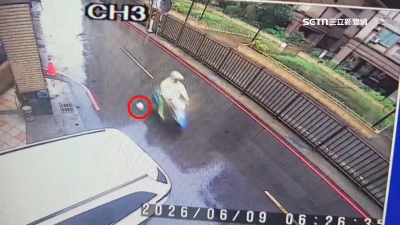 男子騎車騎一騎,一包垃圾掉下來