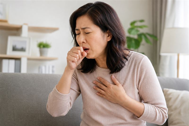 女子長年飽受咳嗽困擾,直到近日就醫才發現「多長了一塊肺」。(示意圖/AI生成)
