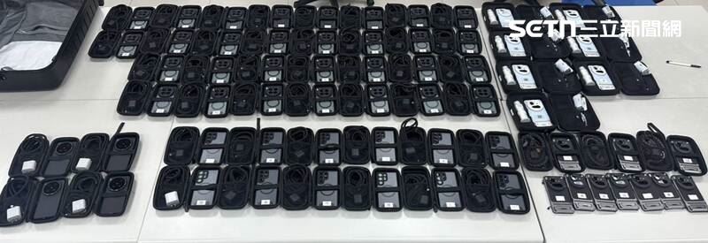 北市詹男偕友人進入「PaoPao」公司辦公室搬空手機等庫存品。（圖／翻攝畫面）
