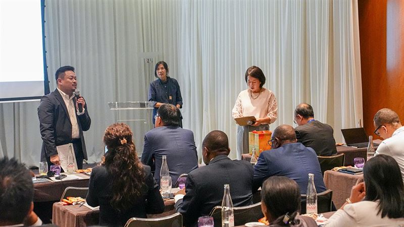 我國非ILO會員國，無法以官方代表身份出席國際勞工大會，但仍長期支持具ITUC會員資格之全總代表我國，以勞方成員身份出席ILC。本年更進一步與全總在ILC期間合辦研討會，以行動展現政府拓展國際勞動事務參與的決心與作為。會議由洪申翰部長致詞揭開序幕。洪部長說明台灣是國際供應鏈上越來越重要的一份子，在勞動法規與制度上如何接軌國際，是重要的議題。（圖／勞動部提供）