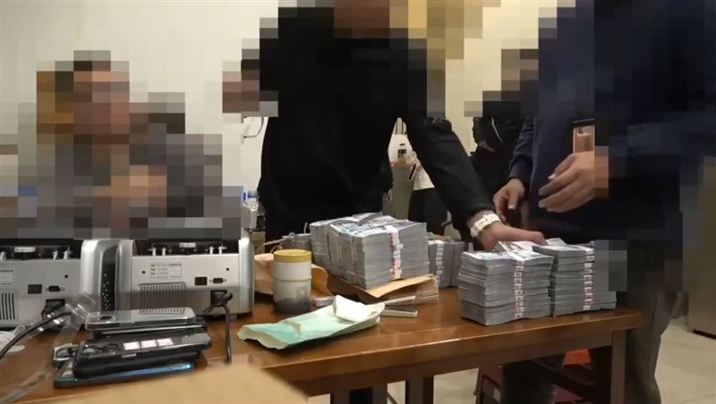 50歲蔡姓男子在台中西屯開設精品當舖作為掩護，經營博弈網站與地下匯兌，當鋪保險箱堆滿錢磚。(圖／翻攝畫面)