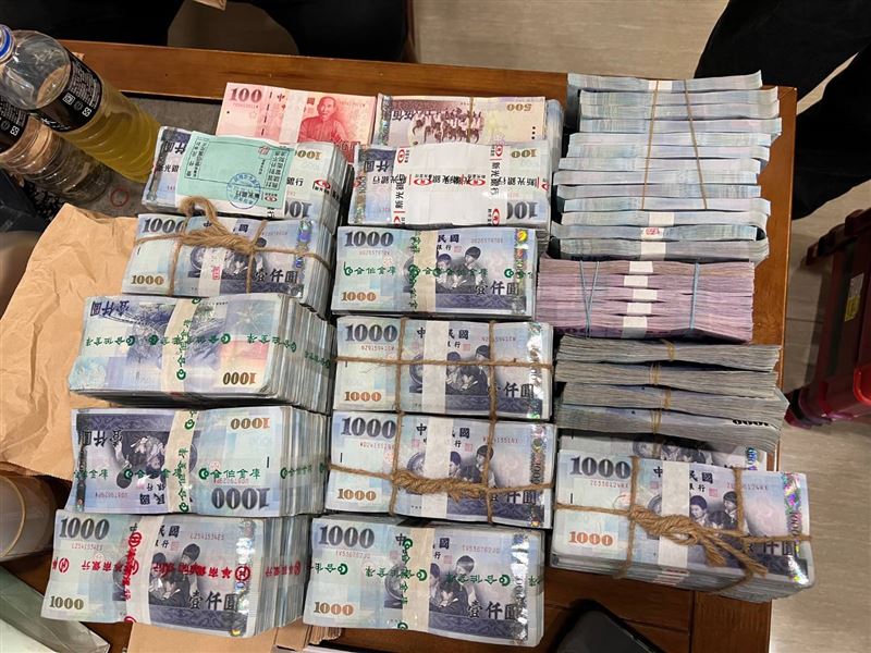 當鋪宛如地下金庫，現金塞爆保險箱。(圖／翻攝畫面)