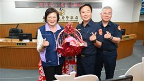 新北市社會局贈送象徵平安的蘋果共慶警察節。（圖／翻攝畫面）