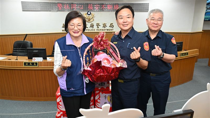 慶祝警察節!新北社局送蘋果力挺波麗士