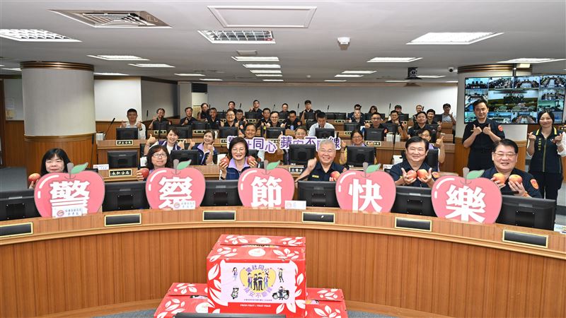 新北市社會局贈送象徵平安的蘋果，共同慶祝「警社同心 蘋安不斷線」。（圖／翻攝畫面）