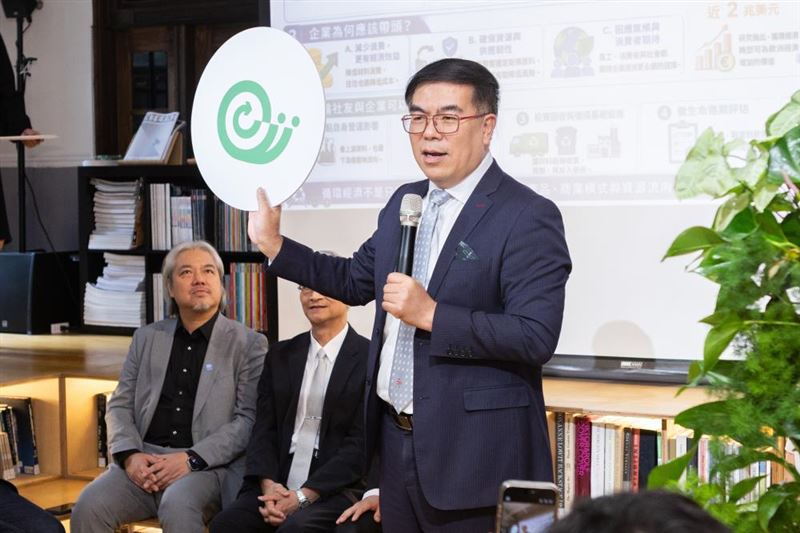 環境部彭啓明部長發布循環標誌，並許如「國際護照」般展現國家永續競爭力與綠色品牌高度。（圖／環境部提供）