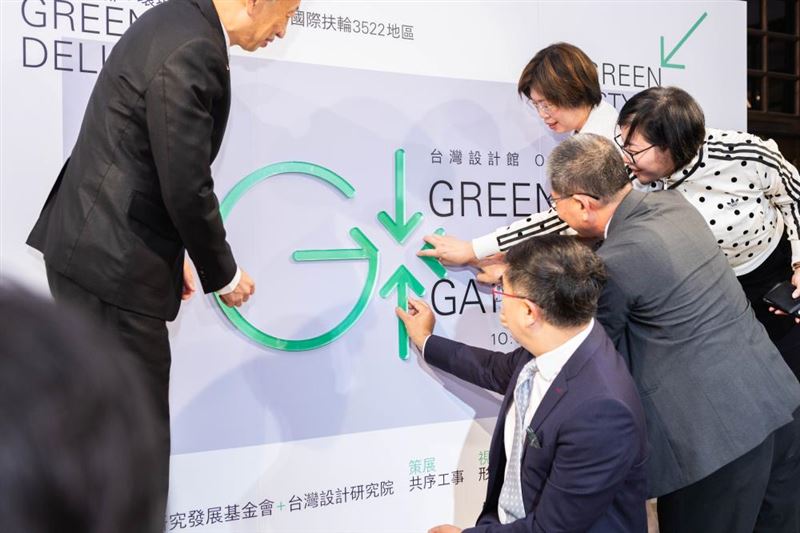 由國際扶輪3522地區林政邦總監、環境部彭啓明部長、集權塑膠工業股份有限公司詹景忠董事長及環境部資源循環署賴瑩瑩署長，共同完成Green+Gather綠集開幕儀式。（圖／環境部提供）