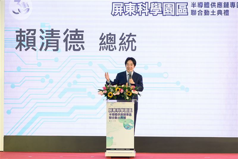 屏東科園區半導體供應鏈專區今聯合動土，台積電等 7 家廠商進駐，魏哲家更親簽金鏟討好彩頭。賴清德宣示打造大南方科技廊帶，屏東躍升全球尖端科技新核心。該園區預計創造 5,400 個就業機會及 360 億元年產值，透過完整供應鏈體系，不僅帶動地方產業升級，更象徵人才留鄉發展的新里程碑。（圖／南科提供）