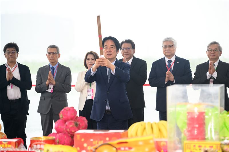 屏東科園區半導體供應鏈專區今聯合動土，台積電等 7 家廠商進駐，魏哲家更親簽金鏟討好彩頭。賴清德宣示打造大南方科技廊帶，屏東躍升全球尖端科技新核心。該園區預計創造 5,400 個就業機會及 360 億元年產值，透過完整供應鏈體系，不僅帶動地方產業升級，更象徵人才留鄉發展的新里程碑。（圖／南科提供）