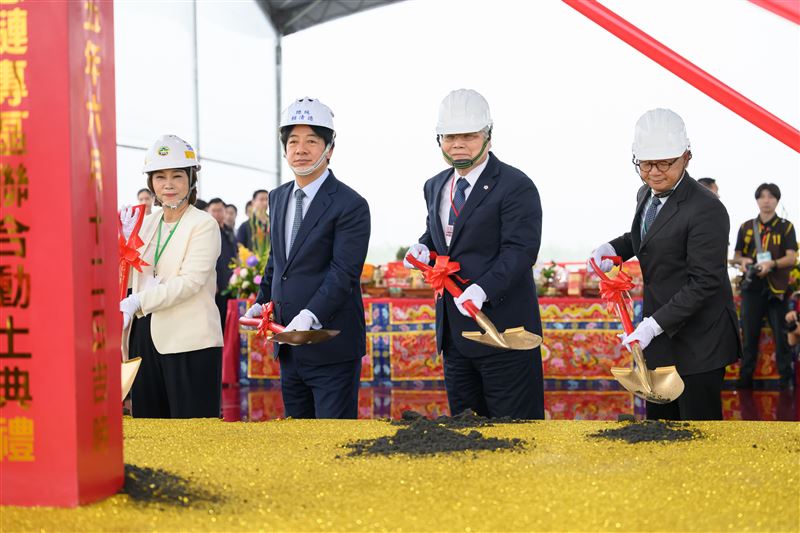 屏東科園區半導體供應鏈專區今聯合動土，台積電等 7 家廠商進駐，魏哲家更親簽金鏟討好彩頭。賴清德宣示打造大南方科技廊帶，屏東躍升全球尖端科技新核心。該園區預計創造 5,400 個就業機會及 360 億元年產值，透過完整供應鏈體系，不僅帶動地方產業升級，更象徵人才留鄉發展的新里程碑。（圖／南科提供）