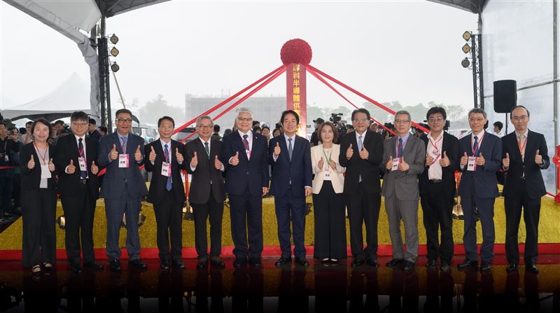 屏東科園區半導體供應鏈專區今聯合動土，台積電等 7 家廠商進駐，魏哲家更親簽金鏟討好彩頭。賴清德宣示打造大南方科技廊帶，屏東躍升全球尖端科技新核心。該園區預計創造 5,400 個就業機會及 360 億元年產值，透過完整供應鏈體系，不僅帶動地方產業升級，更象徵人才留鄉發展的新里程碑。（圖／南科提供）