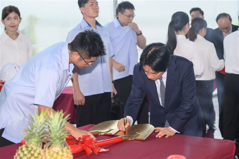 屏東科園區半導體供應鏈專區今聯合動土，台積電等 7 家廠商進駐，魏哲家更親簽金鏟討好彩頭。賴清德宣示打造大南方科技廊帶，屏東躍升全球尖端科技新核心。該園區預計創造 5,400 個就業機會及 360 億元年產值，透過完整供應鏈體系，不僅帶動地方產業升級，更象徵人才留鄉發展的新里程碑。（圖／南科提供）