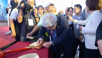 台積電強勢進駐屏東！魏哲家親簽「金鏟」