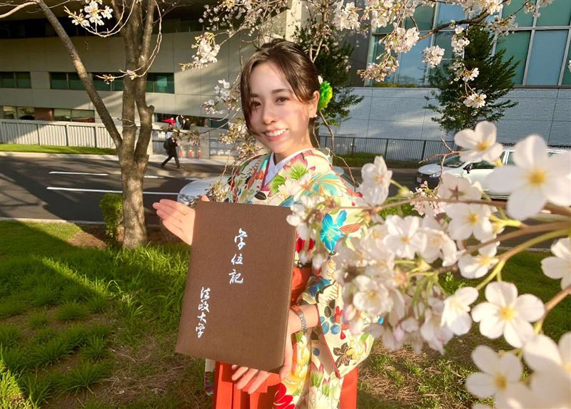 樂天女孩高橋佳帆畢業照（圖／樂天桃猿提供）