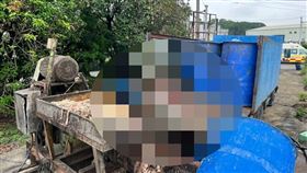 雲林26歲林姓工人操作絞肉機、準備魚飼料時，右手不慎捲入機具，整隻手臂當場被絞斷。（圖／翻攝畫面）