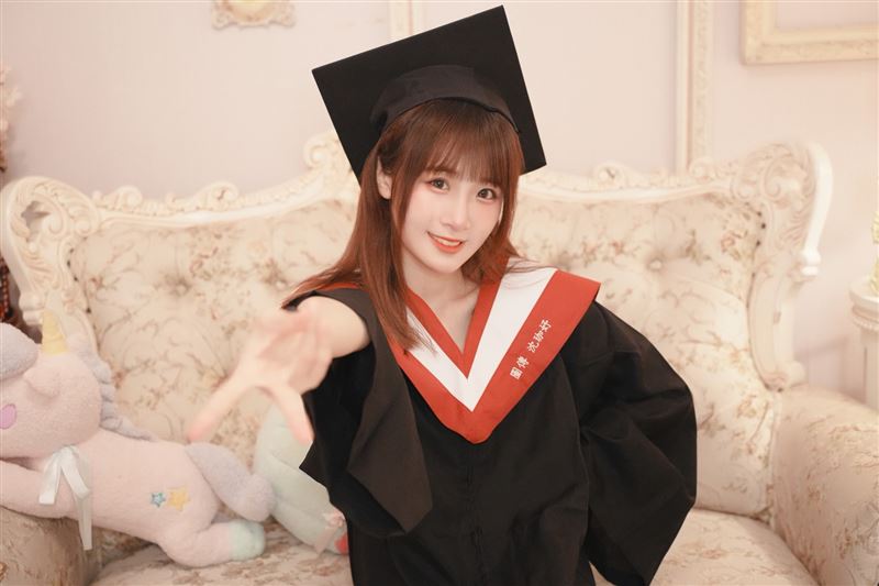 樂天女孩沈珈妤畢業學士照（圖／樂天桃猿提供）